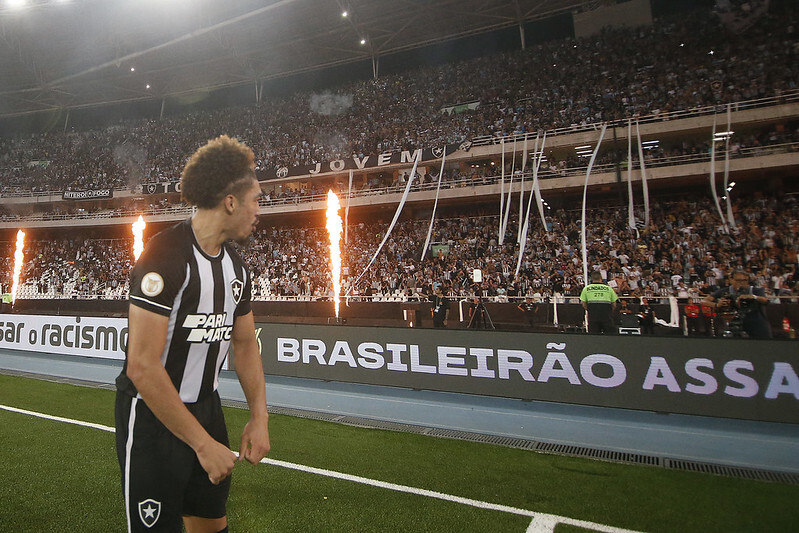 Botafogo marca nos acréscimos e sofre empate na sequência para o