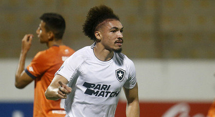 Adryelson, zagueiro do Botafogo