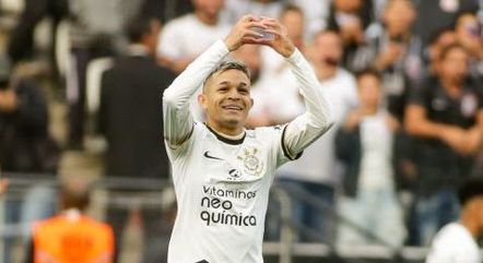Adson comemora gol nos 2 a 0 sobre o Juventude