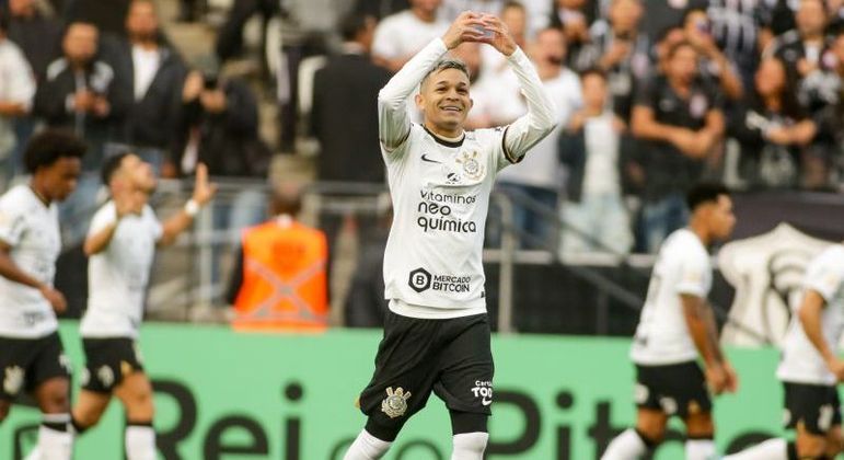 Meia Adson comemora gol fazendo gesto de coração com as mãos