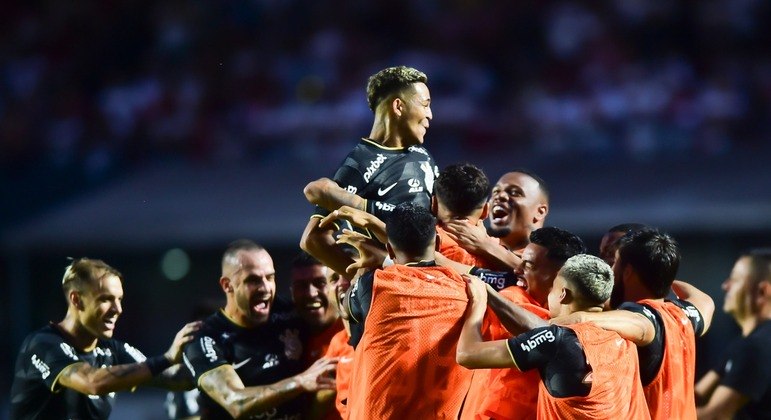 Adson comemorando gol no clássico Majestoso