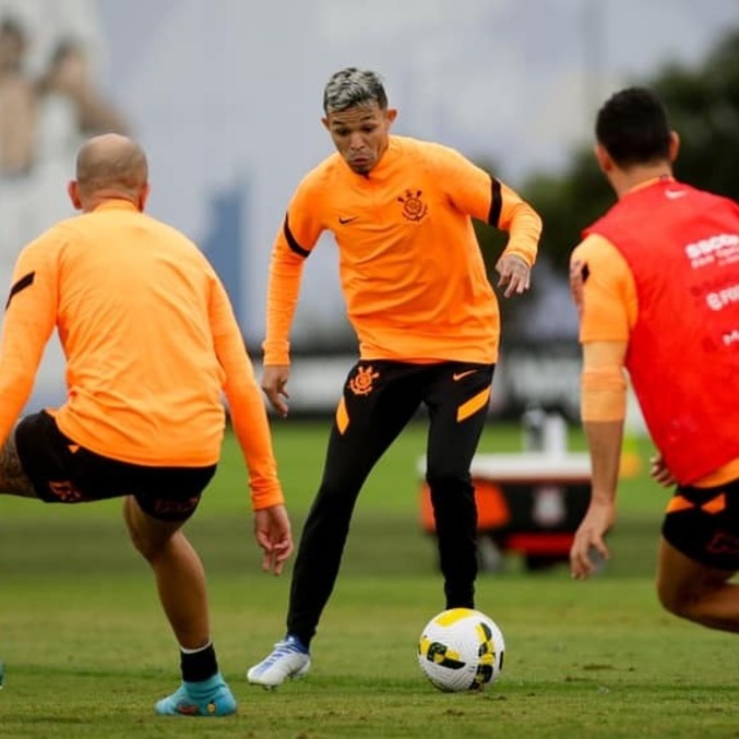 Adson renovou o contrato com o Corinthians até dezembro de 2025