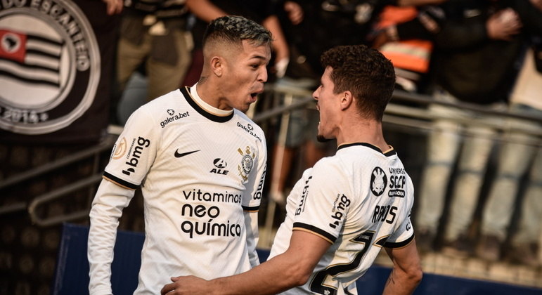 Adson e Rafael Ramos comemoram o primeiro gol do Corinthians