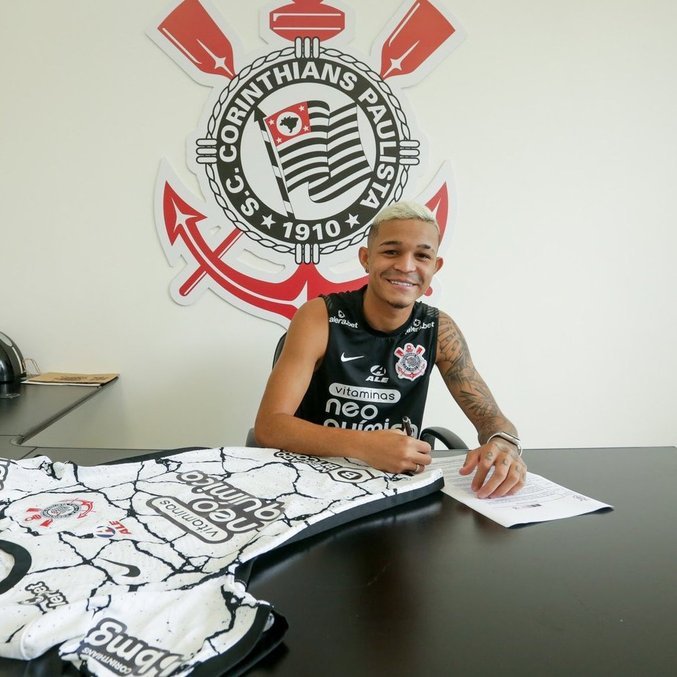 Adson assina novo contrato com Corinthians até 2024