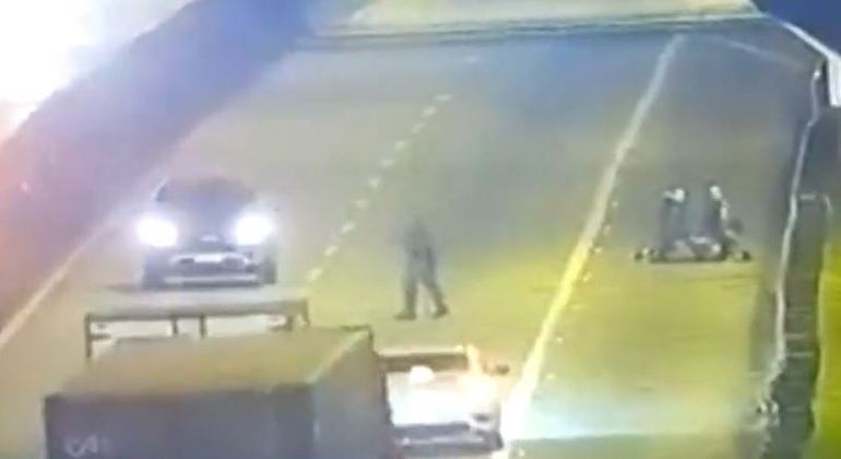 Houve uma perseguição e, após alcançarem o motorista, policiais precisaram usar a força para detê-lo
