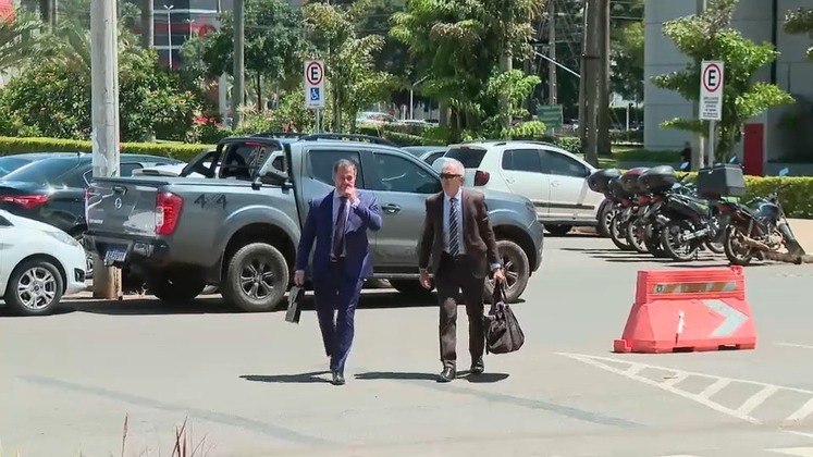 Advogados de Bolsonaro entregam armas à PF - 24/3/2023