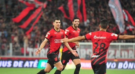 Athletico-PR contou com a 'lei do ex' para ganhar do Santos