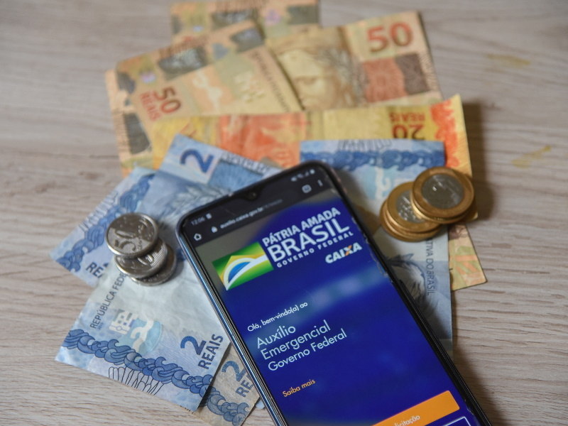Mães que são chefes de família passam a ganhar R$ 1.200 de auxílio ...