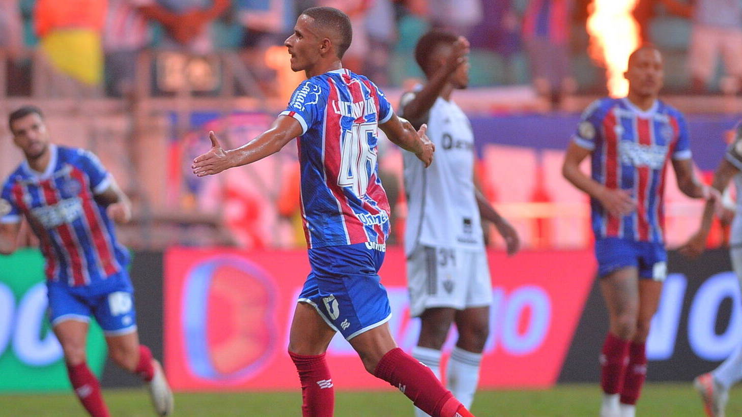 Bahia de Rogério Ceni goleia Atlético-MG e foge do rebaixamento