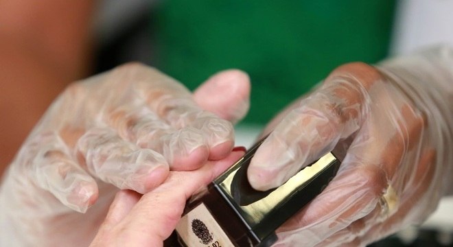 Resultado de imagem para Eleitores com mais de 70 anos precisam fazer a biometria