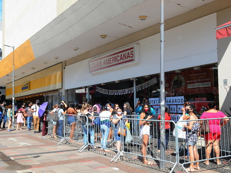 Clientes fazem filas em lojas por Black Friday nesta sexta Fotos