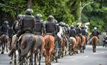 Polícia reforça a segurança no entorno do Maracanã, na zona norte da cidade do Rio de Janeiro, onde as equipes do Fluminense e do Boca Juniors se enfrentam em partida válida pela final da Copa Libertadores