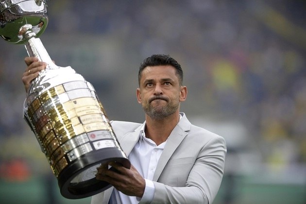 Antes de a bola rolar no Maracanã, Fred apresentou a taça da Libertadores aos torcedores