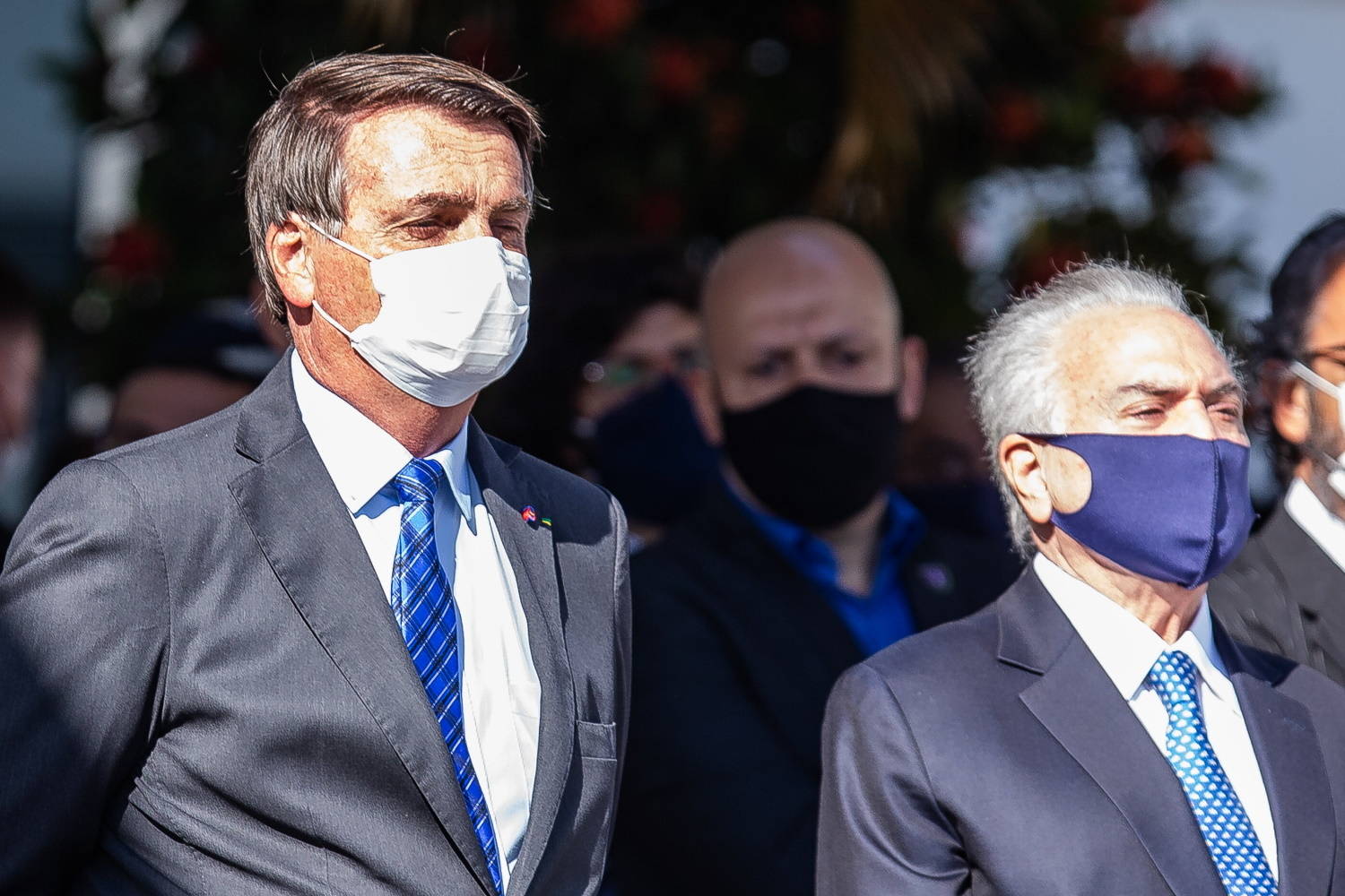 Bolsonaro se despede de delegação, com Temer e Skaf, que vai ao ...