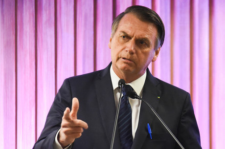 Militar não vai sair cometendo crimes, diz Bolsonaro