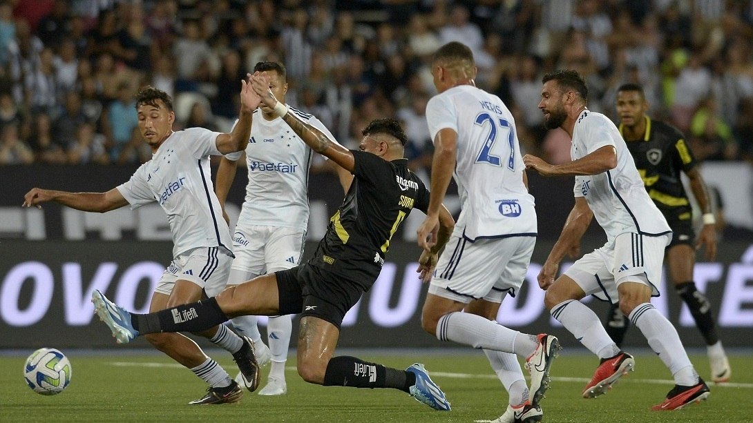 Botafogo empata com Cruzeiro, acumula 10 jogos sem vitória e deixa o G-4 do  Brasileirão