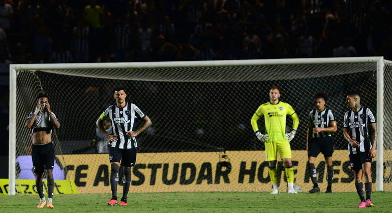 Jogadores do Botafogo foram vaiados e xingados, pela própria torcida, no final do jogo de ontem