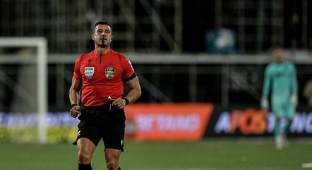 Árbitro estende jogo até Botafogo empatar e é agredido em campo