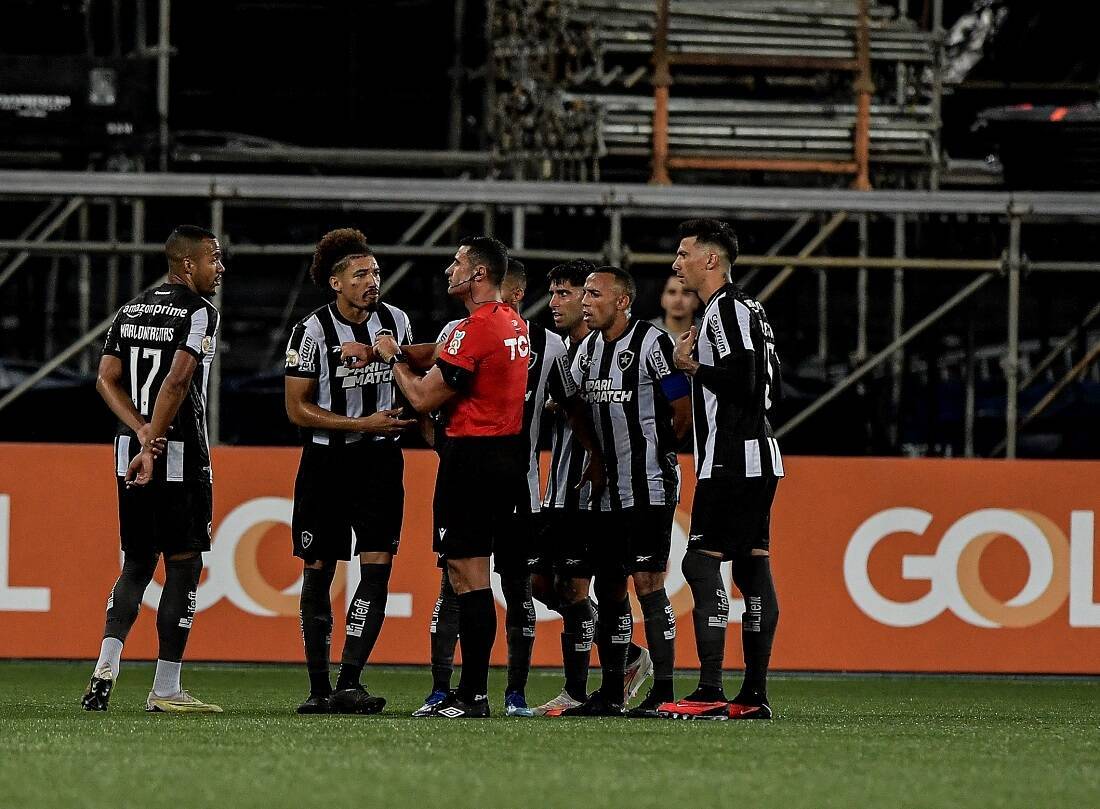 Descontrole emocional do Botafogo se mostra também em suspensões, em cartões infantis