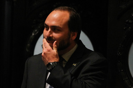 Carlos Bolsonaro vai ao STF pedir explicações de Marcelo Freixo