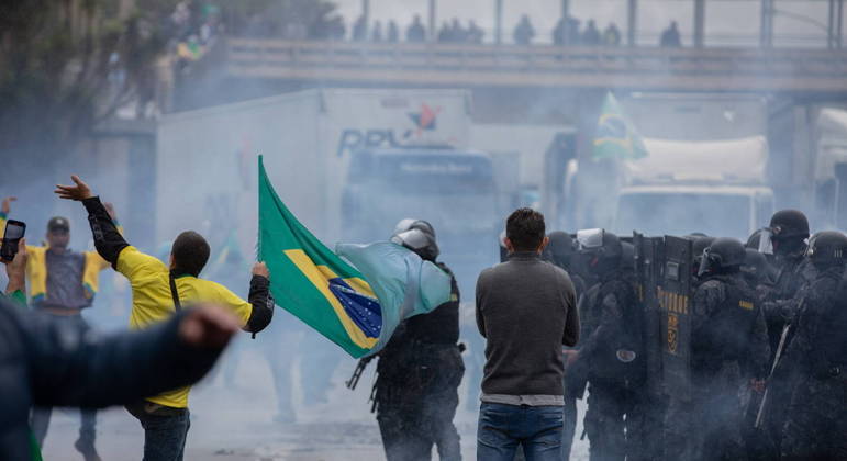 Manifestantes obstruem rodovia durante protesto em São Paulo