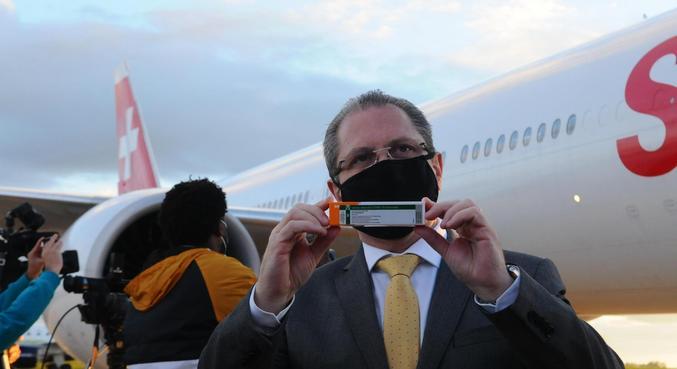 Gorinchteyn recebe novas doses da CoronaVac em aeroporto de SP