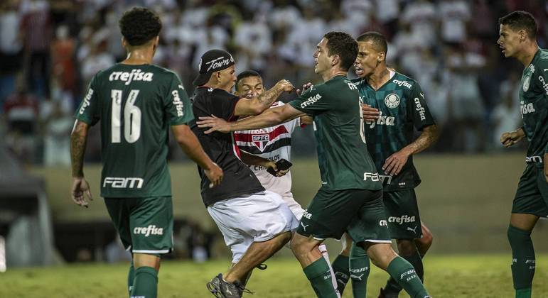 Torcedor invade o campo durante partida entre São Paulo e Palmeiras no estádio Arena Barueri pelo campeonato Copa São Paulo 2022