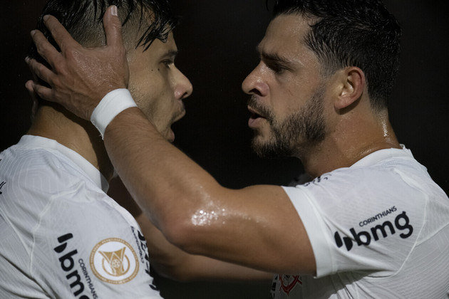 Giuliano abraça Romero. O atacante paraguaio chegou ao sexto gol no campeonato