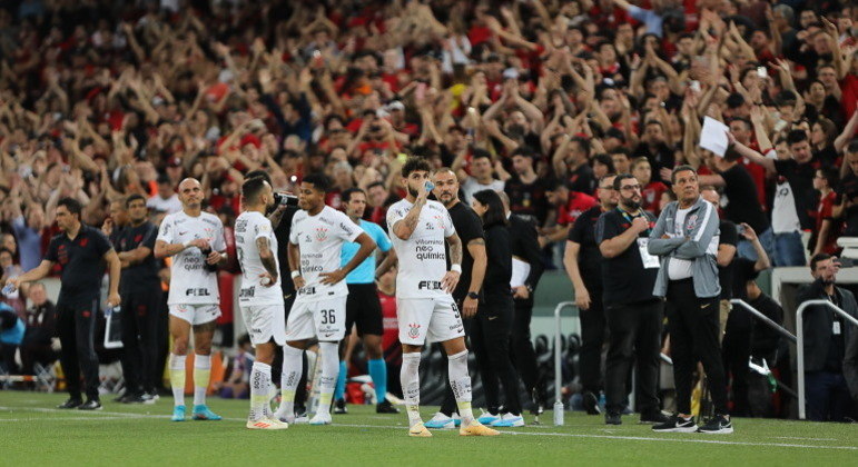 Luxemburgo e os jogadores do Corinthians chegam a 7 derrotas em 14 partidas