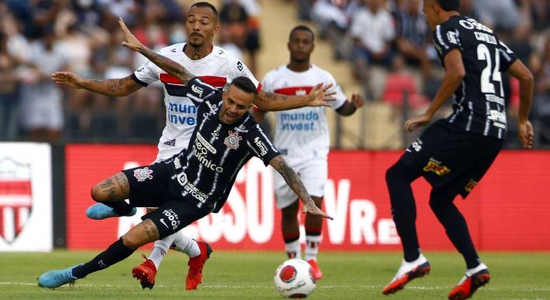 Luan disputa a bola em jogo do Corinthians contra o Botafogo-SP
