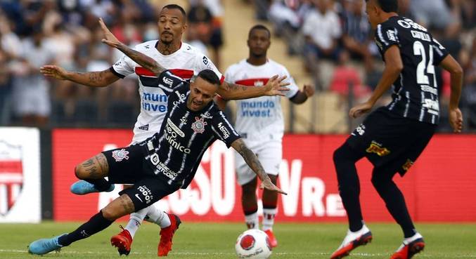 Luan disputa a bola no último jogo do Corinthians, contra o Botafogo, em Ribeirão Preto