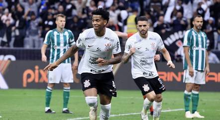 Gil marcou o primeiro gol do Corinthians diante do Coritiba