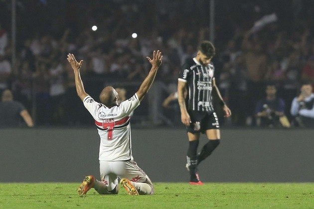 Corinthians viu os rivais comemoraremMais do que não vencer, Duilio viu, ao longo do seu mandato, dois dos maiores rivais, Palmeiras e São Paulo, serem protagonistas no futebol brasileiro. O alviverde foi bicampeão da Libertadores, campeão brasileiro e duas vezes campeão paulista. O Tricolor, que vivia uma longa seca de títulos, foi campeão da Copa do Brasil e conquistou um título paulista