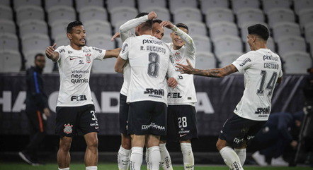 Maycon comemora o primeiro gol do Corinthians
