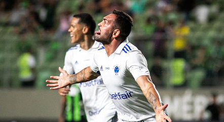 Gilberto marcou dois gols na goleada cruzeirense
