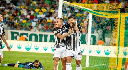 Hulk e Vargas comemoram gol que aumentou vantagem para o Galo no placar

