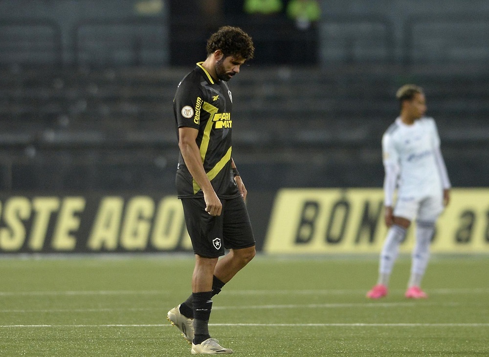 Diego Costa era a imagem da frustração após a décima partida do Botafogo sem vitória