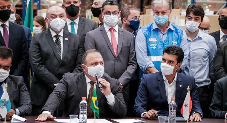 Pressionado por governadores, Pazuello cedeu e autorizou vacinação a partir desta segunda