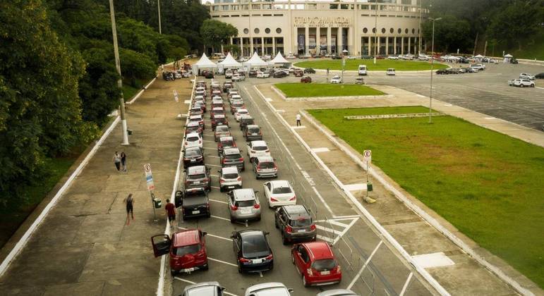 Vista de cima do movimento de veículos durante a vacinação de idosos entre 80 e 84 anos contra a Covid-19, (Coronavírus) no posto drive-thru do Estádio do Pacaembu, neste sábado (27)