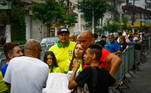 Desde as primeiras horas da manhã, uma multidão forma fila em frente ao estádio Urbano Caldeira (Vila Belmiro) para o adeus a Pelé