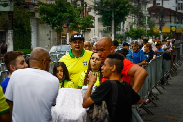 Desde as primeiras horas da manhã, uma multidão forma fila em frente ao estádio Urbano Caldeira (Vila Belmiro) para o adeus a Pelé