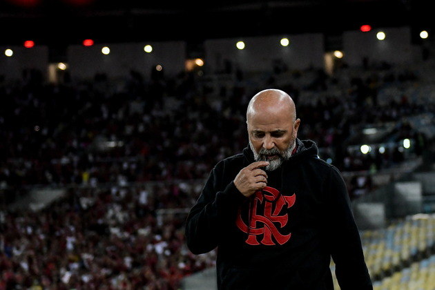 A diretoria do Flamengo e o técnico Sampaoli se reuniram na noite de ontem, e o argentino continuará no comando do Rubro-Negro. O técnico aceitou a demissão e ficará sem seu auxiliar