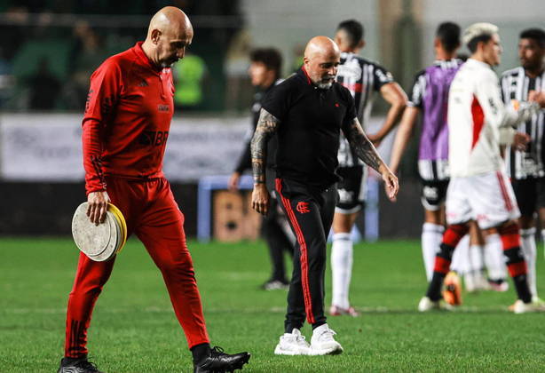 Depois de vencer o Galo por 2 a 1, lá atrás, em julho, o atacante Pedro e o então preparador físico de Sampaoli, Pablo Fernández, brigaram no vestiário do estádio Independência, e o preparador deu um soco no rosto do jogador
