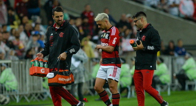 Arrascaeta sai lesionado ainda no 1º tempo contra o Internacional