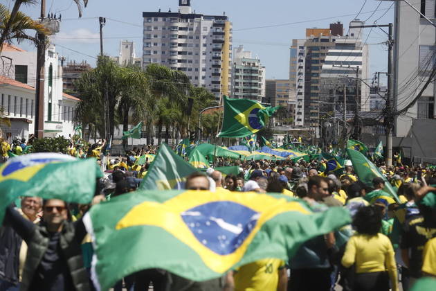 Milhares de brasileiros estão nas ruas nesta quarta-feira (2) para pedir a intervenção militar no governo. Os grupos fazem os atos, cuja solicitação é vetada pela Constituição de 1988, em frente aos quartéis do Exército. Nesta imagem, apoiadores do presidente Jair Bolsonaro (PL), derrotados nas eleições do último domingo, se concentram em frente ao 63º Batalhão de Infantaria em Florianópolis (SP)