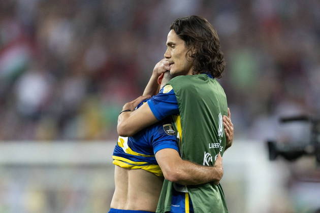 Cavani foi um dos jogadores que ajudaram a consolar seus companheiros