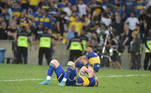 Após o apito final, os jogadores do Boca Juniors não seguraram a emoção e caíram no gramado