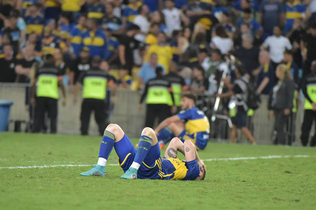 Após o apito final, os jogadores do Boca Juniors não seguraram a emoção e caíram no gramado