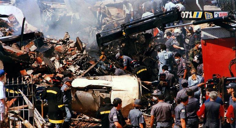 Ao todo, 99 pessoas morreram na tragédia com o voo 402, que decolou às 8h26 do dia 31 de outubro de 1996 do Aeroporto de Congonhas e caiu logo em seguida