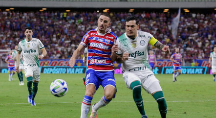 Thiago Galhardo e Gustavo Gómez disputam a bola